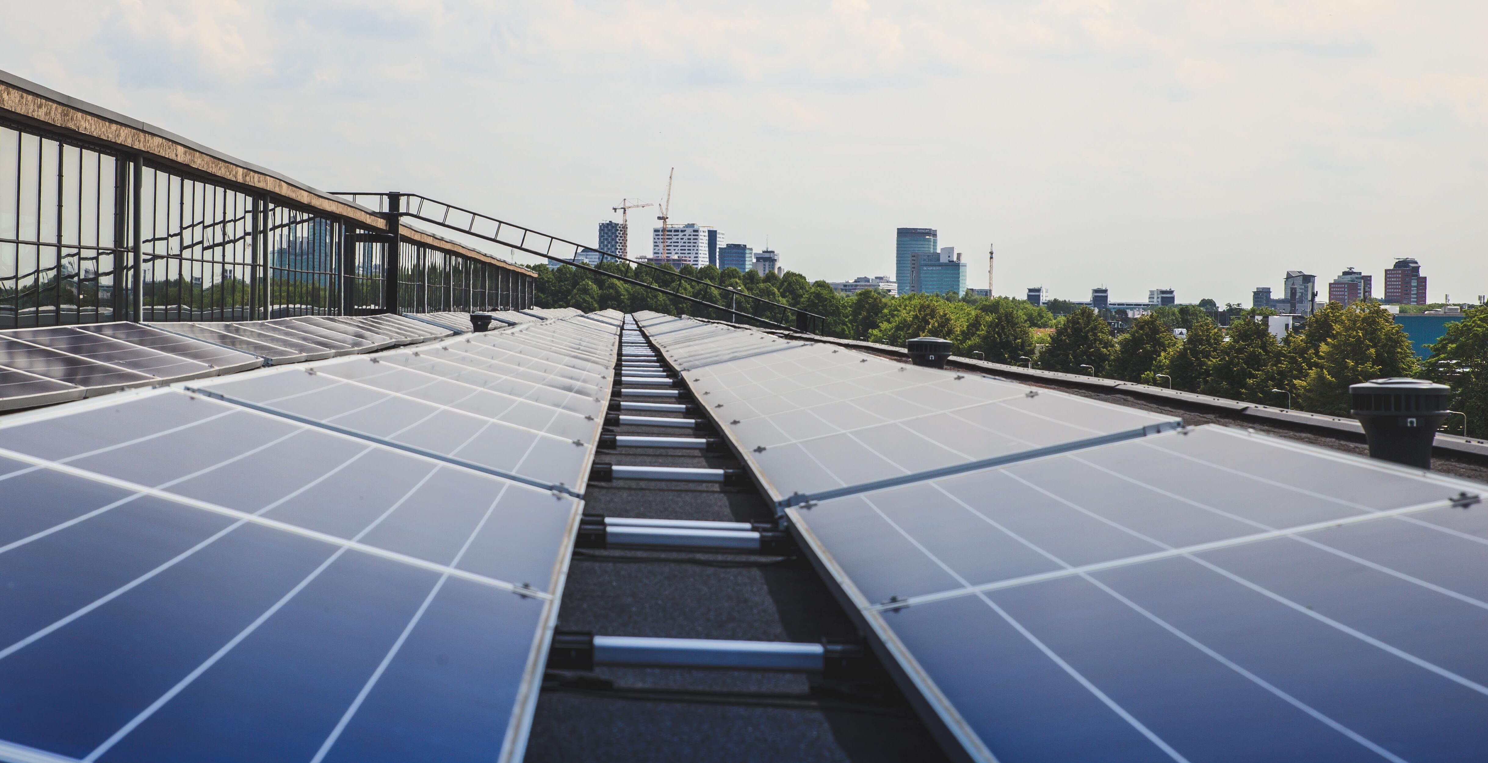 placas solares instaladas en un techo